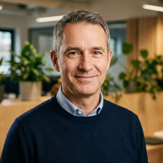 Foto de perfil de James Mitchell, quien aparece como consejero delegado en Reditacumbre