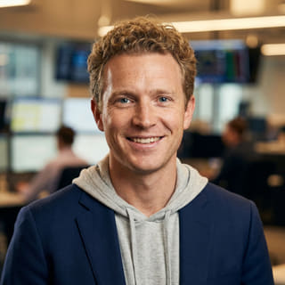 Foto de perfil de Ryan Brooks, que aparece como analista principal de trading en Reditacumbre